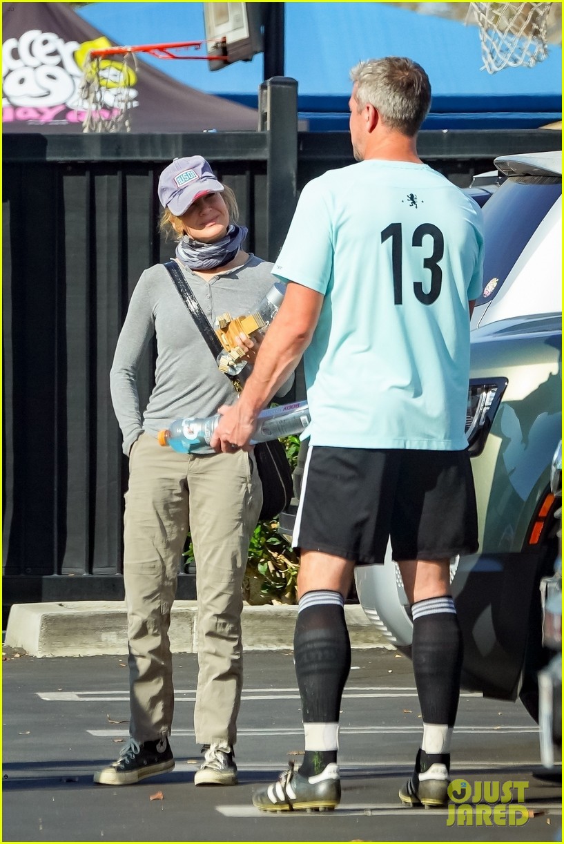 renee zellweger cheers on ant ansted at soccer game 014612347
