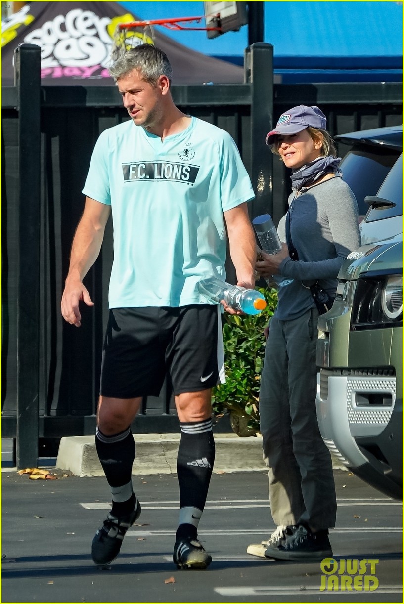 renee zellweger cheers on ant ansted at soccer game 034612349
