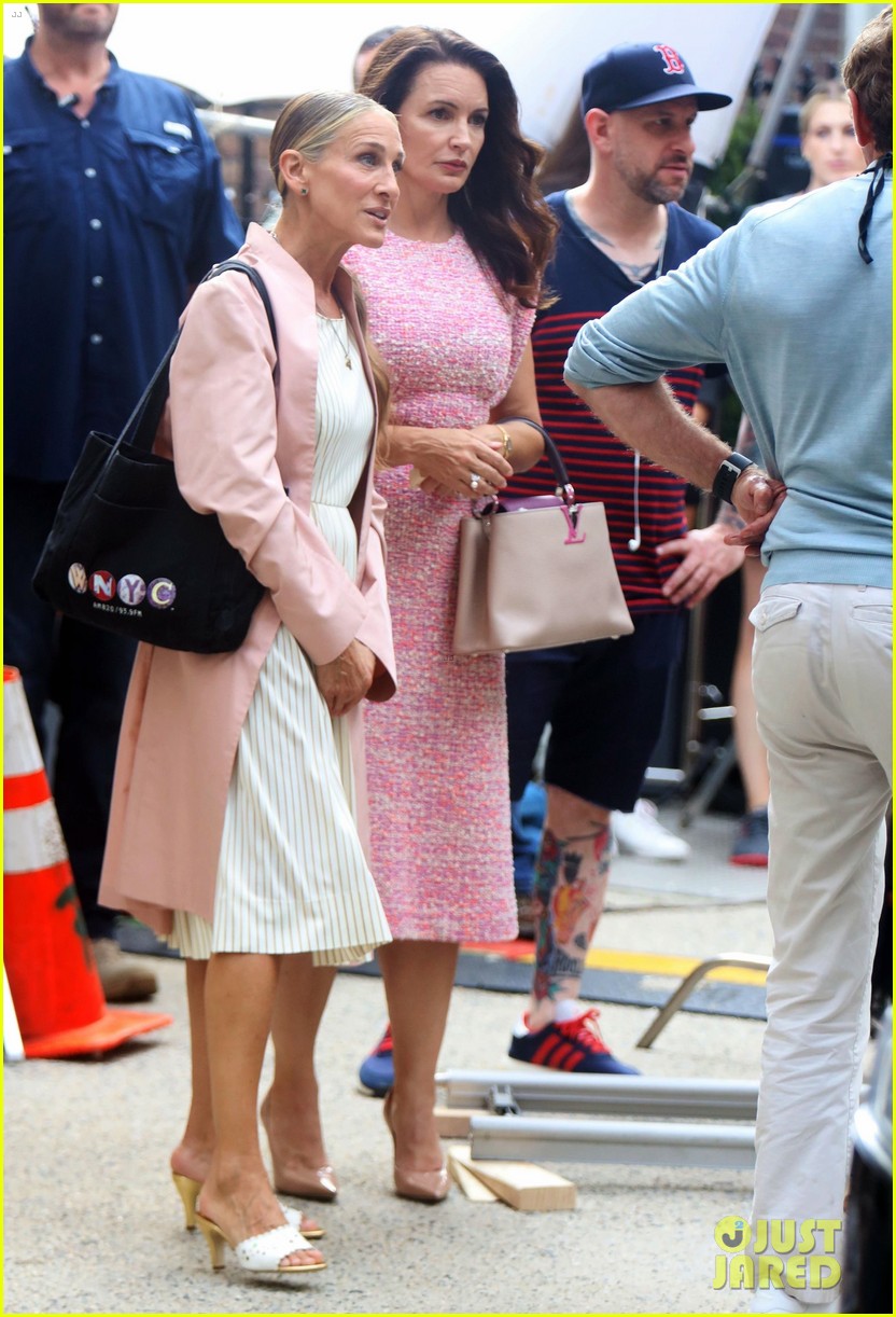Sarah Jessica Parker & Kristin Davis Coordinate in Pink Outfits For 'And  Just Like That' Filming: Photo 4602678, Kristin Davis, Sarah Jessica  Parker Photos