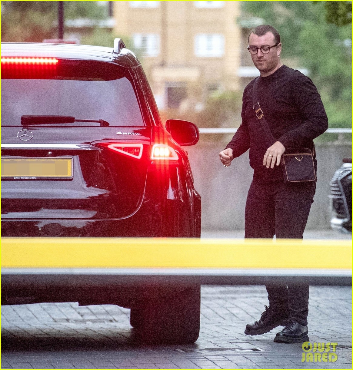 sam smith enjoys dinner with friends in london 034608336