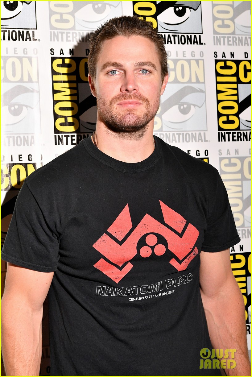 stephen amell defends shirtless photo 01