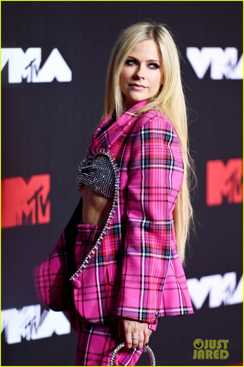 Avril Lavigne Makes Red Carpet Debut With Mod Sun at MTV VMAs 2021