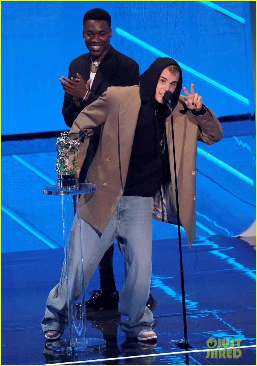 Justin & Hailey Bieber Dressed Very Differently at the VMAs 2021 See