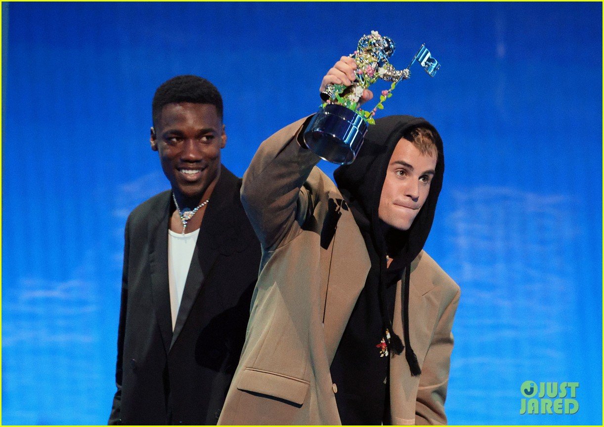 Justin & Hailey Bieber Dressed Very Differently at the VMAs 2021 See(02)