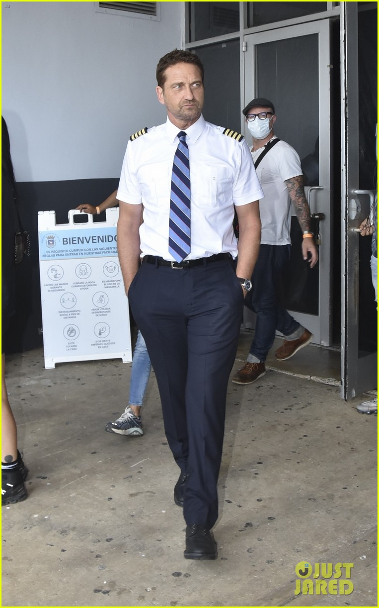 gerard butler pilot wardrobe puerto rico airport 12