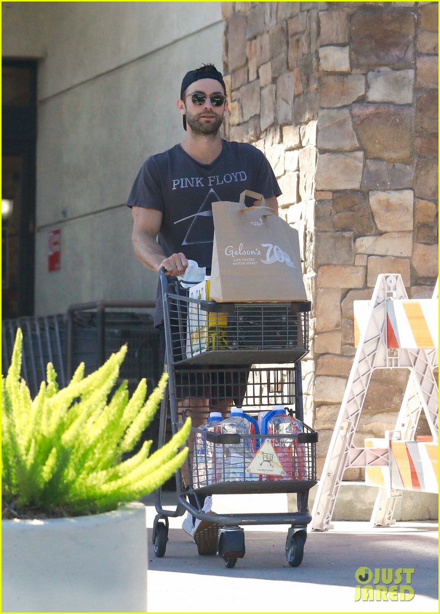 chace crawford sports pink floyd t shirt while grocery shopping 034624872