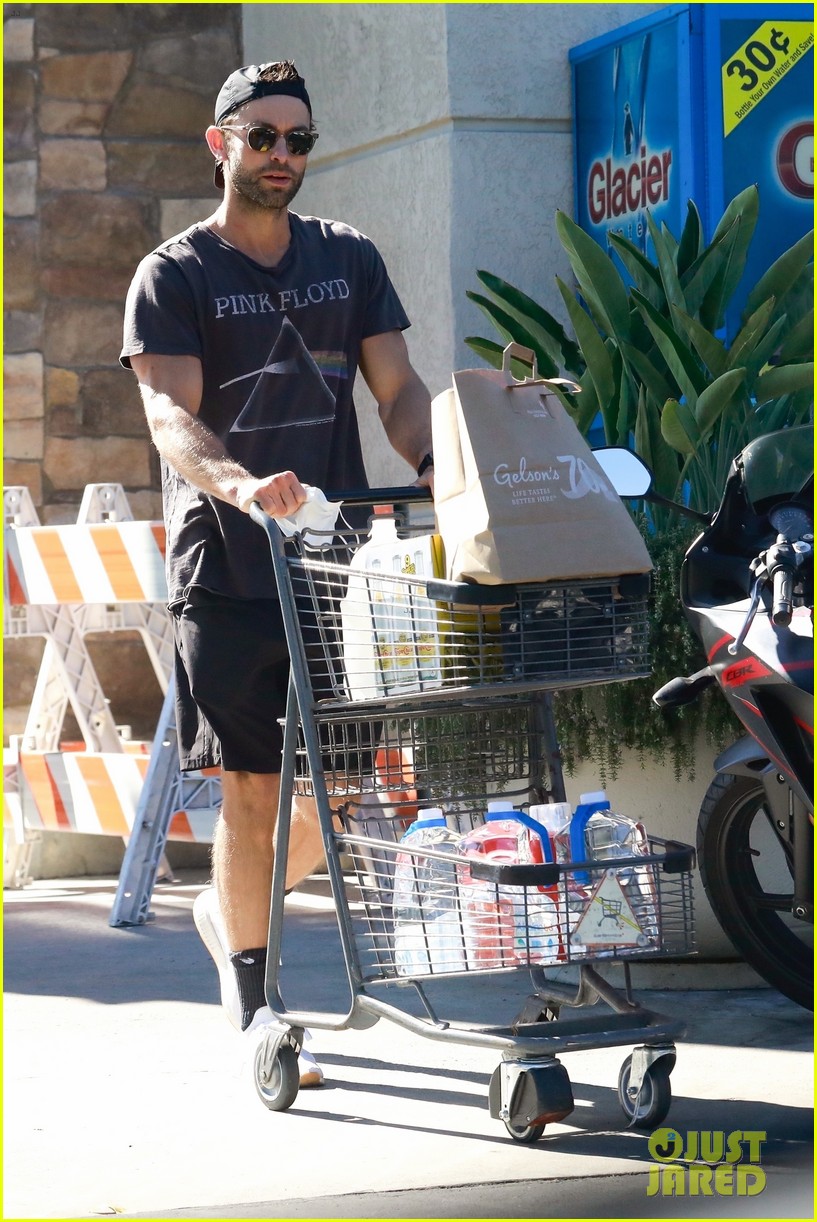 chace crawford sports pink floyd t shirt while grocery shopping 054624874