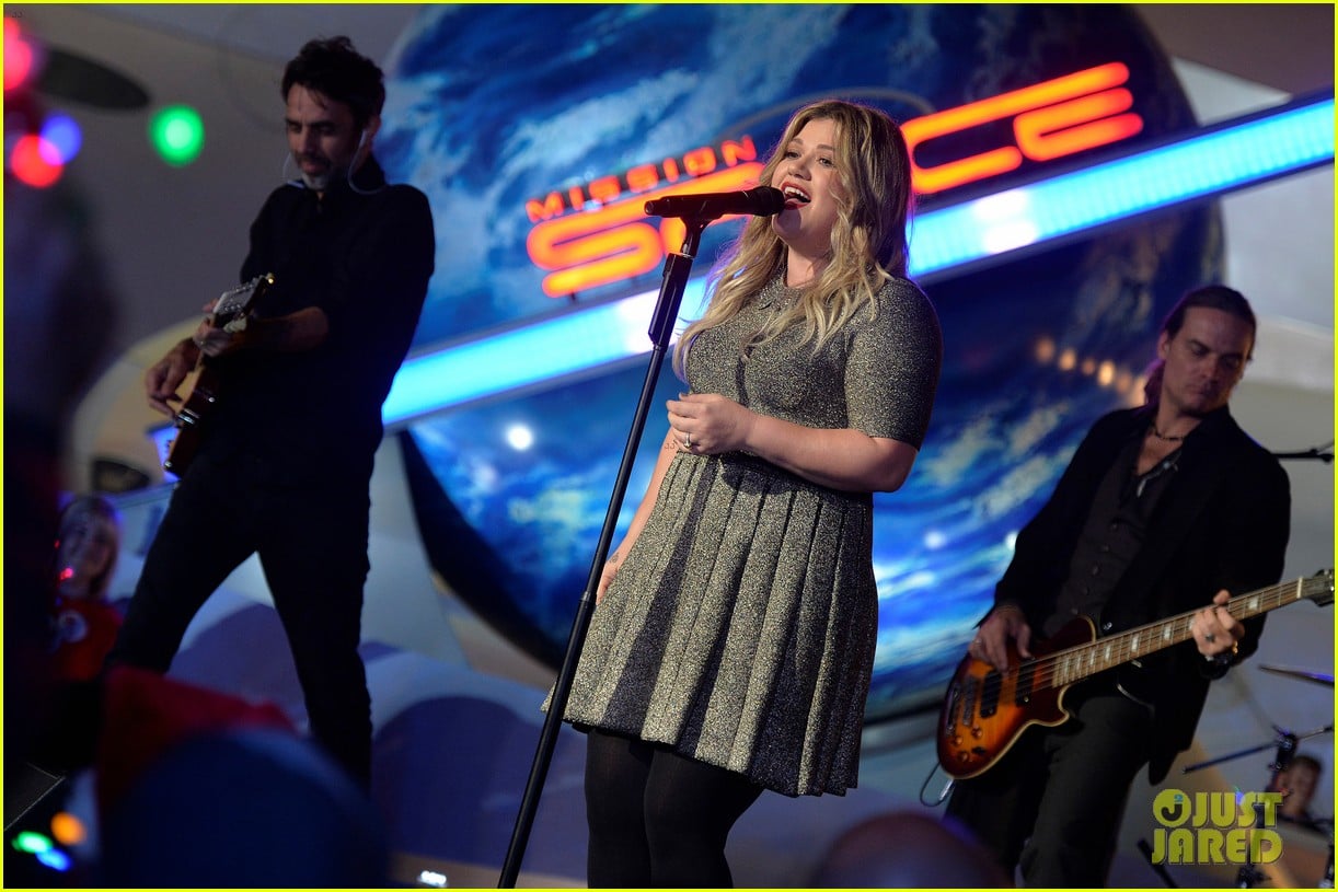 Kelly Clarkson Drops 'Christmas Isn't Canceled (Just You)' Listen Kelly Clarkson Christmas Isn T Canceled Just You
