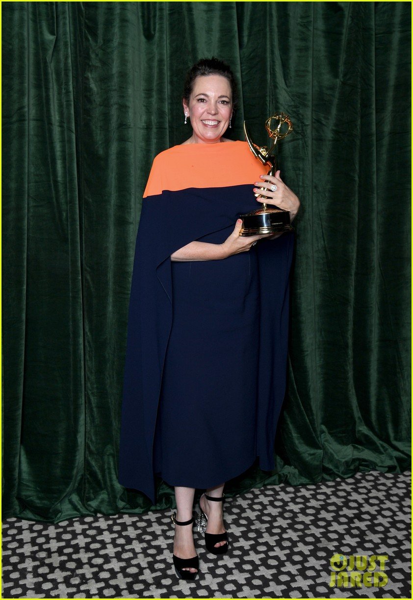 Olivia Colman Wins First Emmy Award, Pays Tribute to Father Who Died