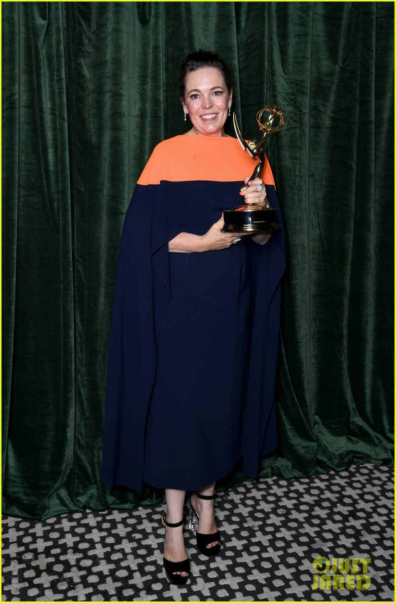 olivia colman pays tribute to late dad at emmys 034627817