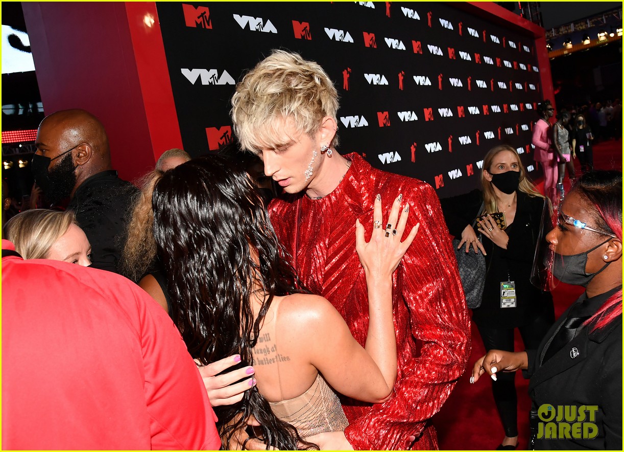 Conor McGregor Gets Into Fight with Machine Gun Kelly on MTV VMAs 2021