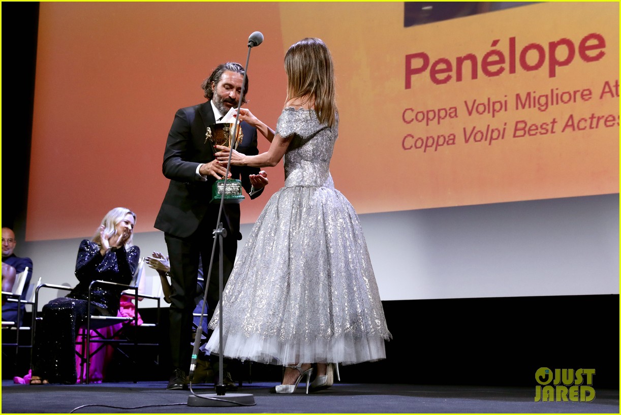 penelope cruz maggie gyllenhaal venice film festival closing ceremony 05