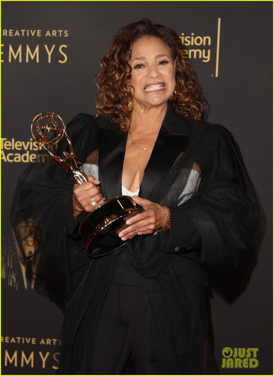 Debbie Allen Accepts the Governors Award at Emmys 2021 Watch! Photo(01)