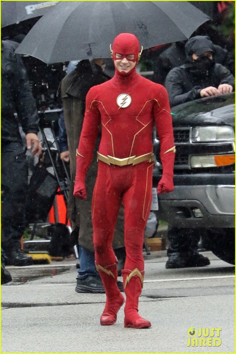 grant gustin photographed on the flash set for first time in season 8 01