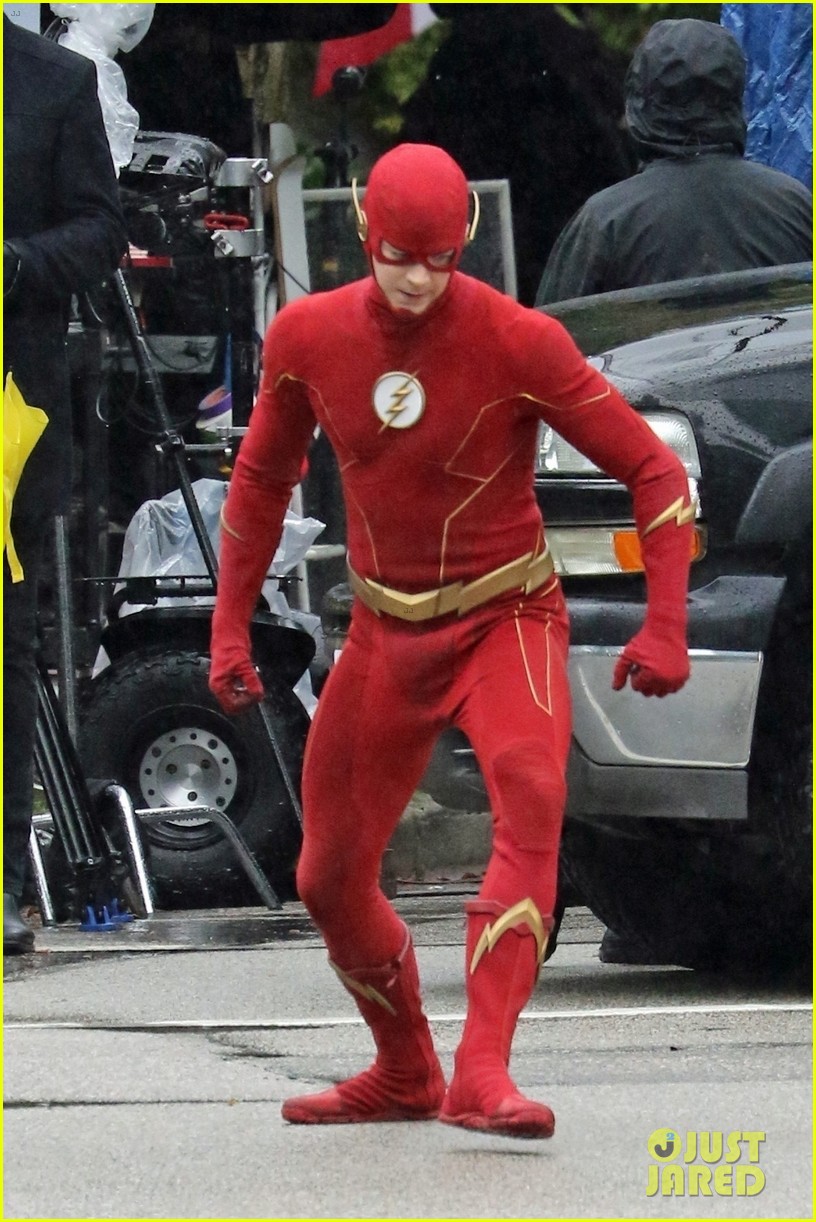grant gustin photographed on the flash set for first time in season 8 054624664