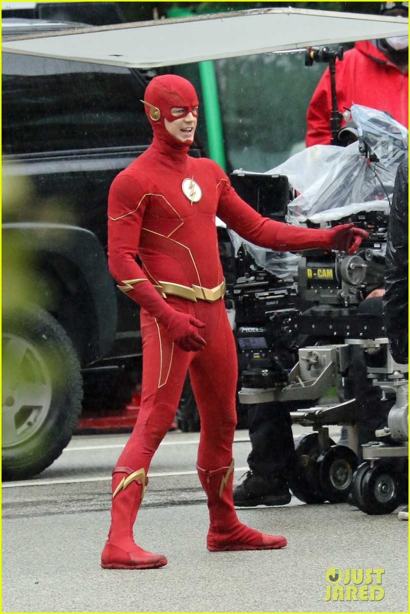 grant gustin photographed on the flash set for first time in season 8 084624667