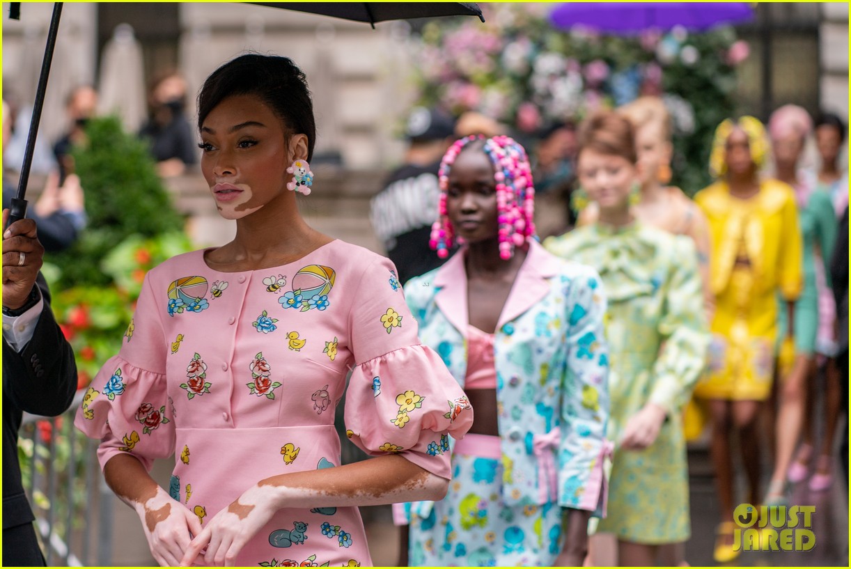 Gigi Hadid Drinks From a Baby Bottle While Walking the Moschino Runway(02)