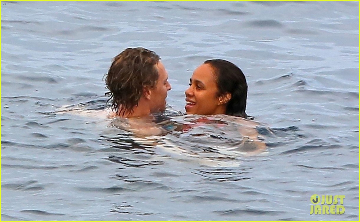 tom hiddleston zawe ashton share a kiss vacation in ibiza 284625263