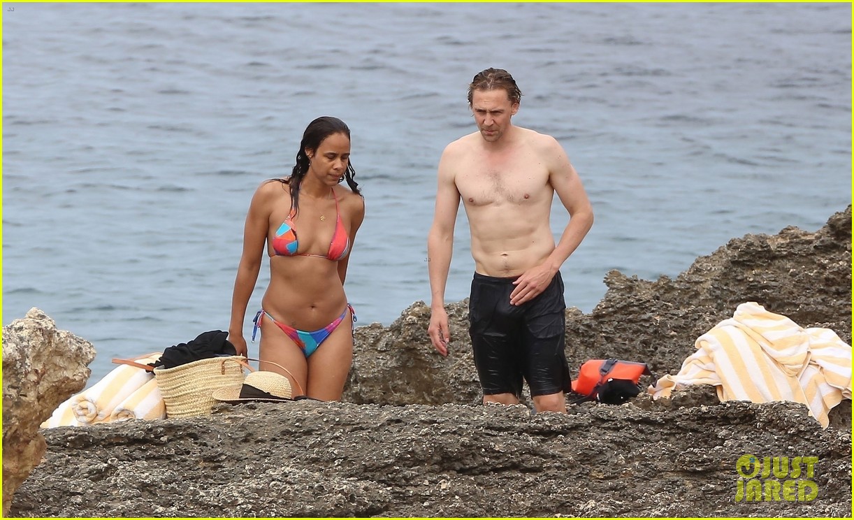 tom hiddleston zawe ashton share a kiss vacation in ibiza 32