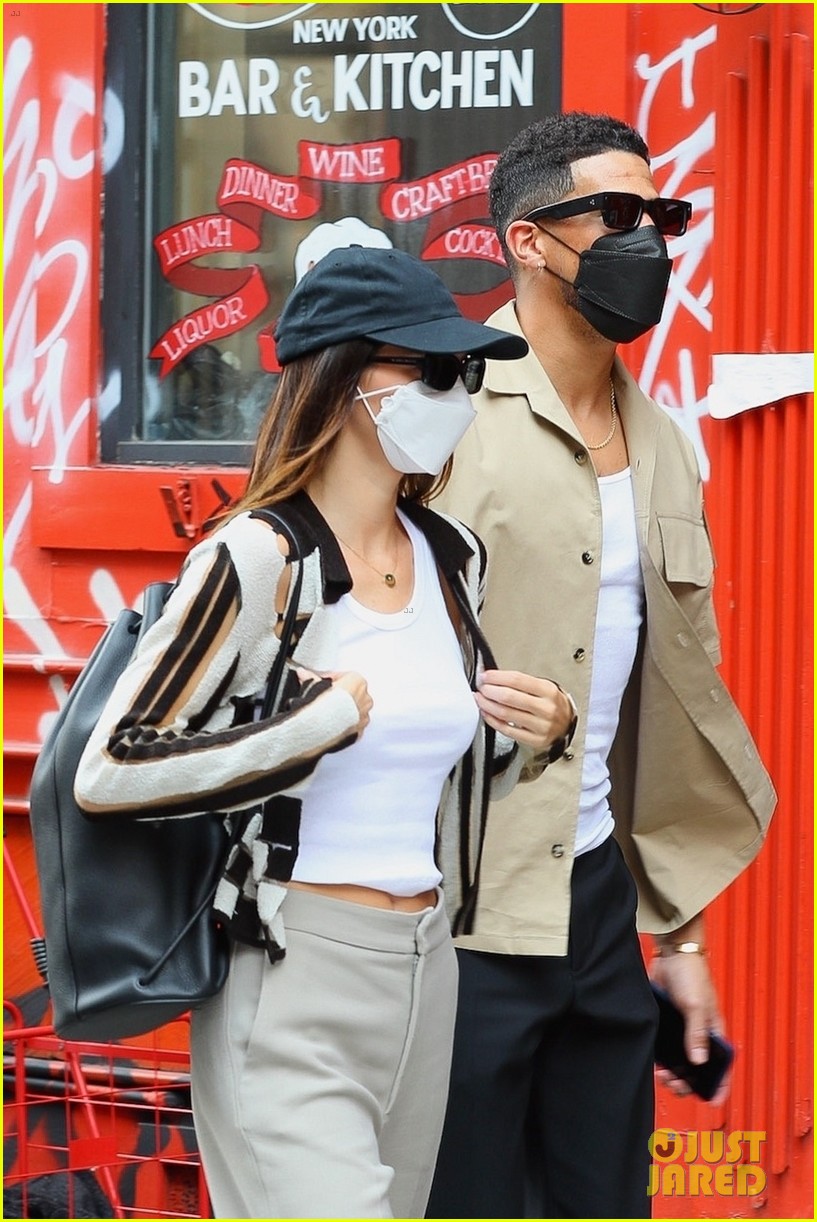 Kendall Jenner Grabs Lunch With Boyfriend Devin Booker in NYC Photo