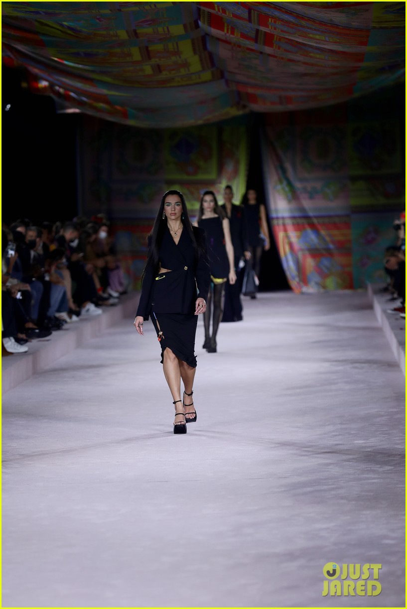 Dua Lipa Makes Her Runway Debut for Versace Alongside Her Boyfriend's(02)