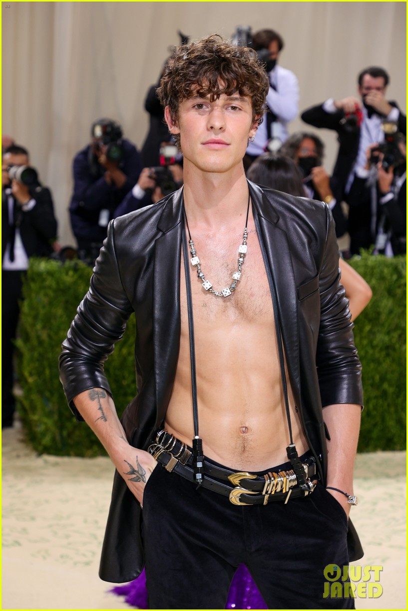 shawn mendes shirtless met gala with camila cabello 08