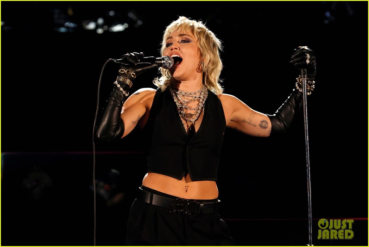 miley cyrus hosting new years eve special lorne michaels 054635497