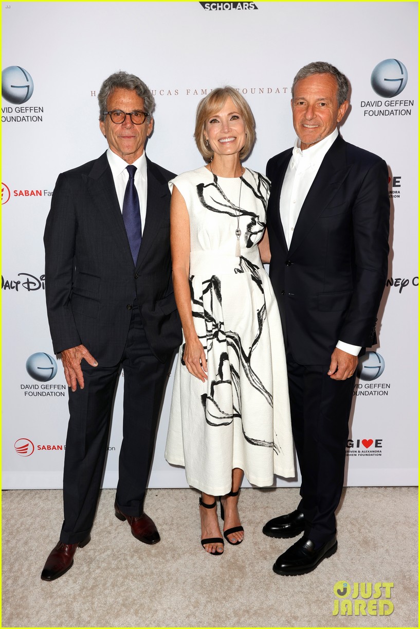 Ashley Olsen & Boyfriend Louis Eisner Make Red Carpet Debut to Support(01)