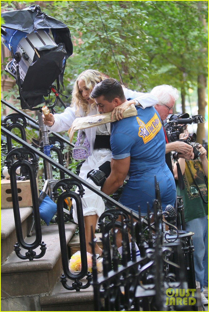 sarah jessica parker carried by hunky man on and just like that set 194626260