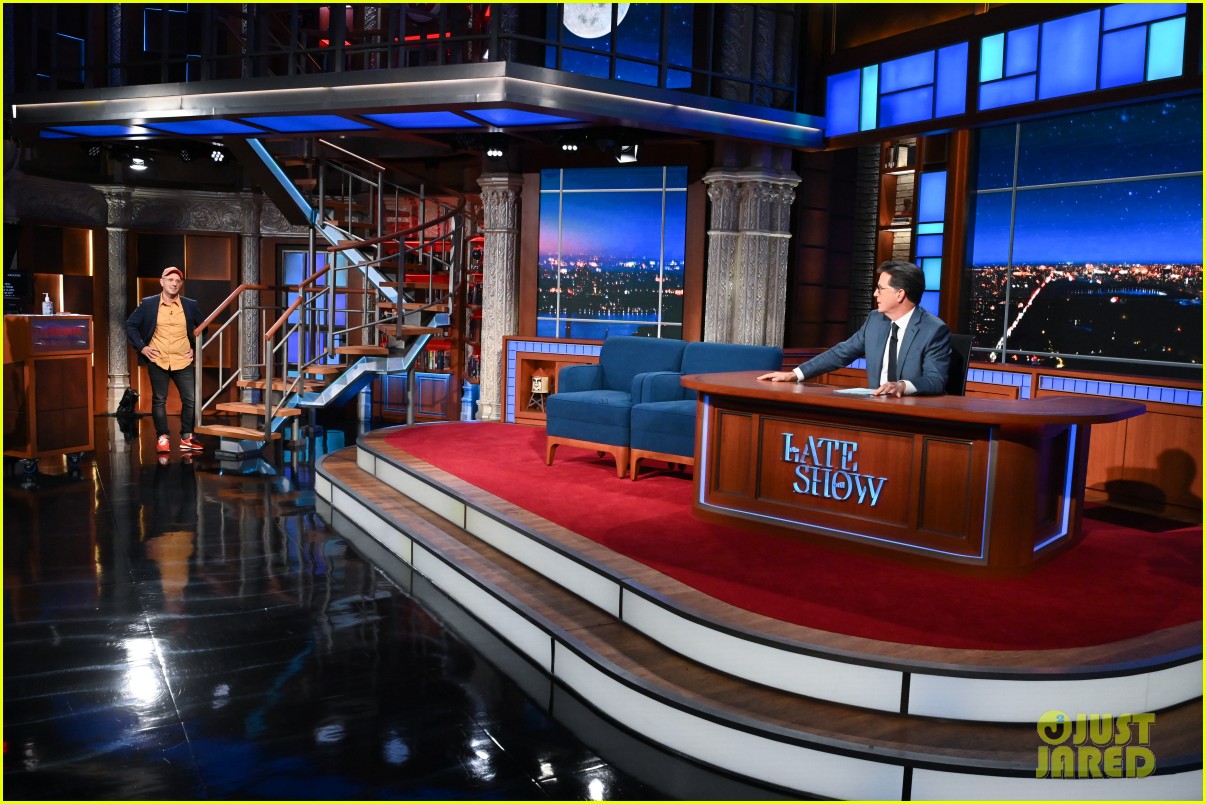 'Blue's Clues' Steve Burns Gives Stephen Colbert A Hug After Going(02)