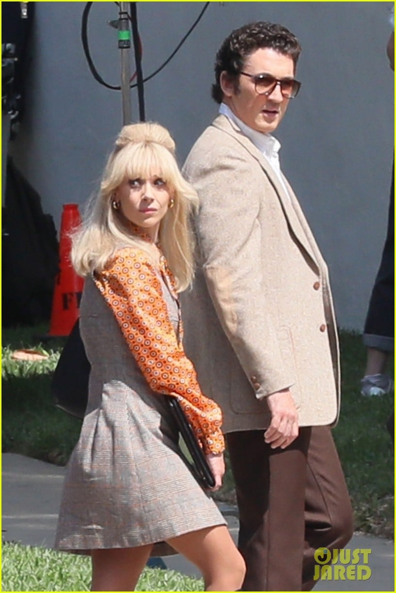 miles teller juno temple get into character filming the offer 024625211