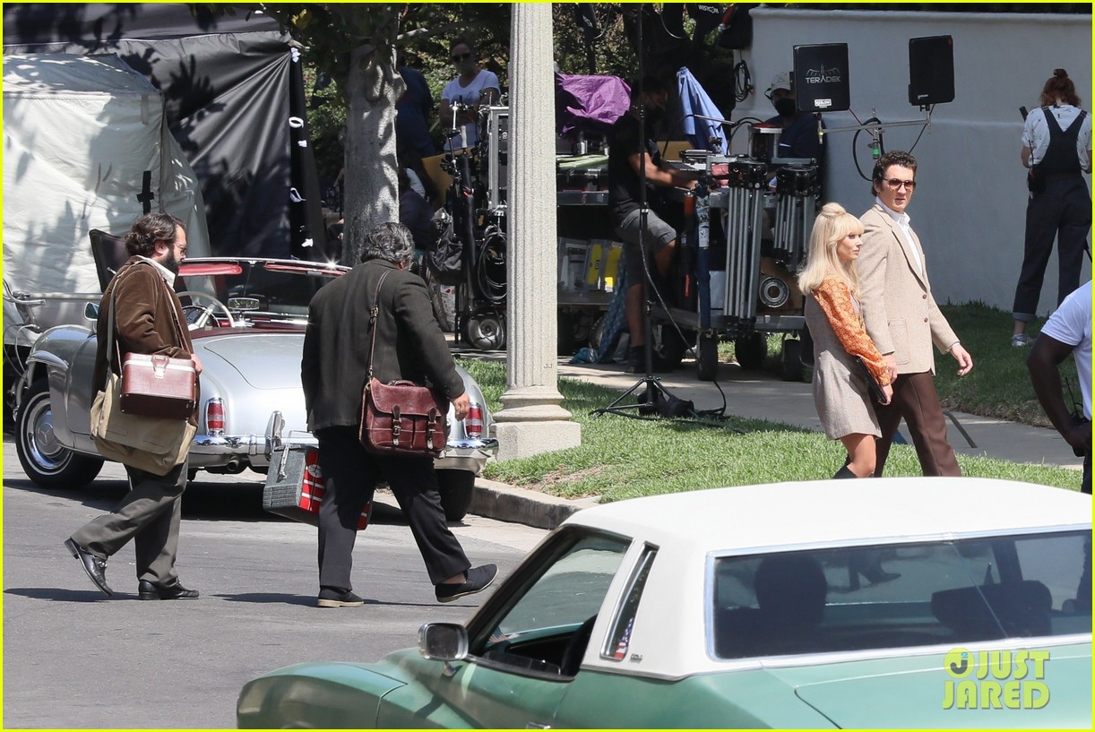 miles teller juno temple get into character filming the offer 14