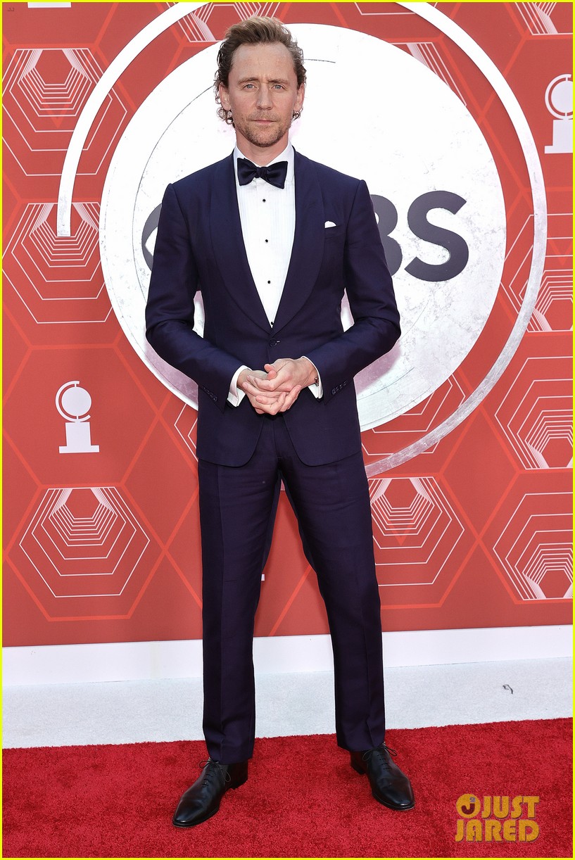 Tom Hiddleston & Zawe Ashton Pose Together for First Time as a Couple