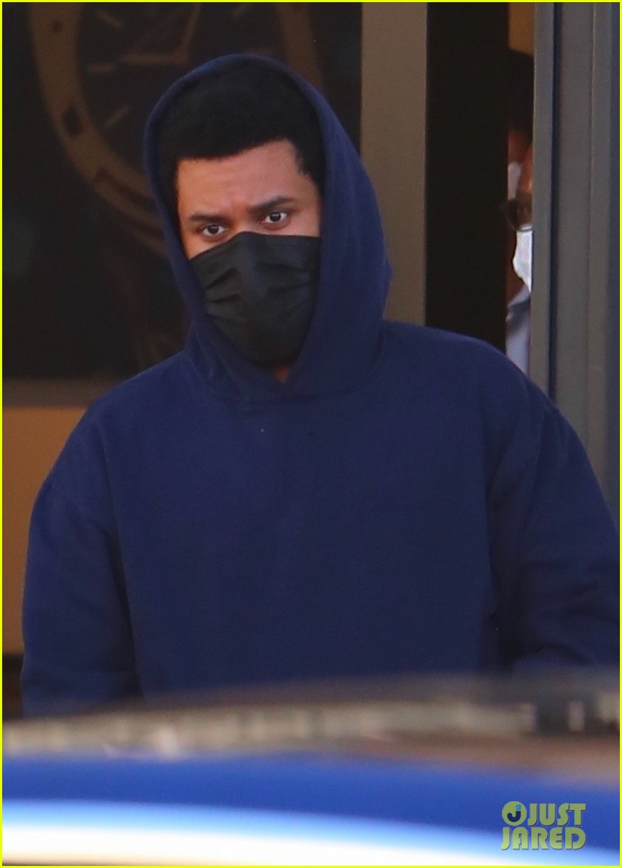 the weeknd does some shopping in beverly hills 02