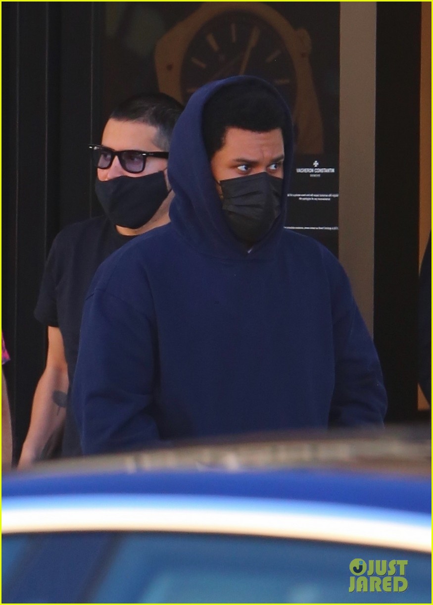 the weeknd does some shopping in beverly hills 04