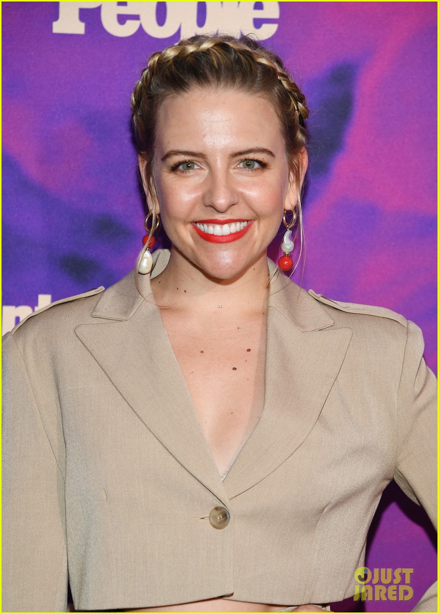 'The Other Two' Star Heléne Yorke Announces She's Married! Photo