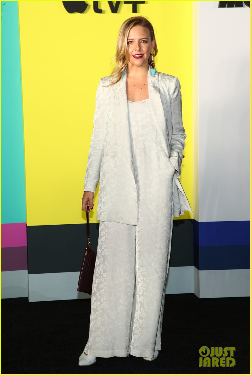 'The Other Two' Star Heléne Yorke Announces She's Married! Photo(01)