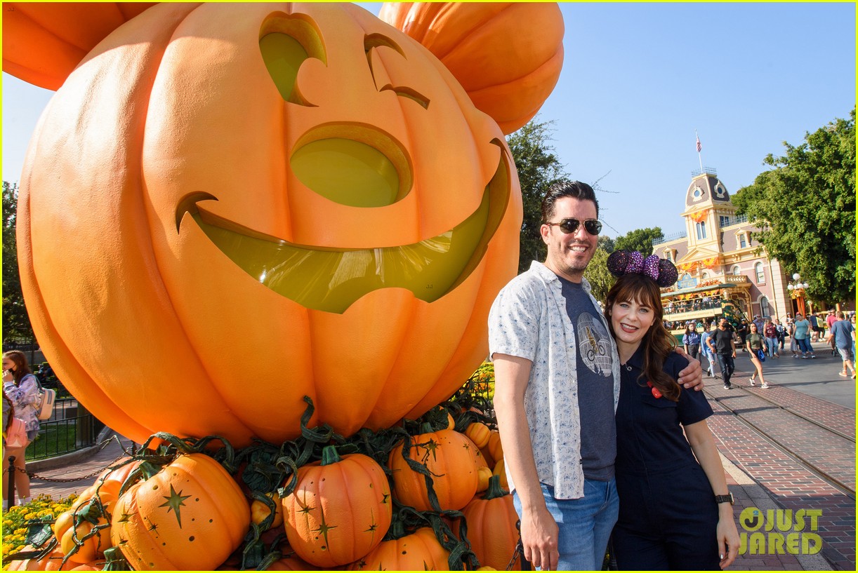 Zooey Deschanel & Boyfriend Jonathan Scott Celebrate Halloween Time at