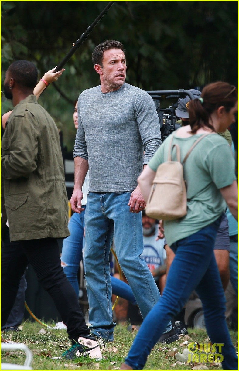 ben affleck is looking buff in new photos from hypnotic movie set 084644923