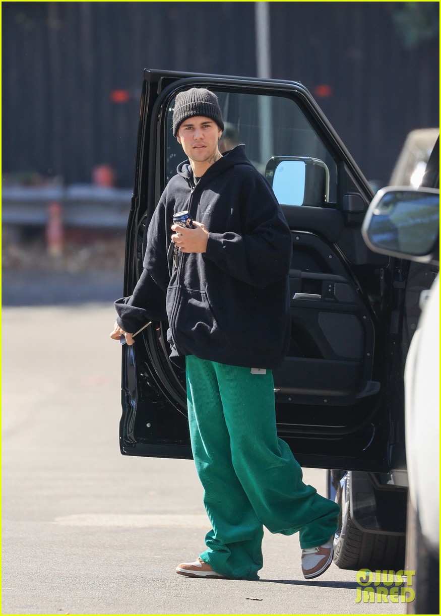 Justin Bieber & Wife Hailey Step Out in Sweats for Saturday Morning ...