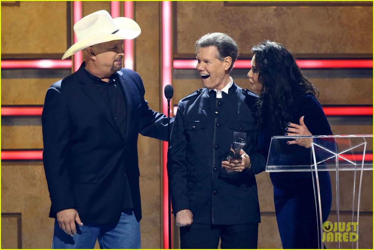 garth brooks randy travis more cmt aoty honors 024643595