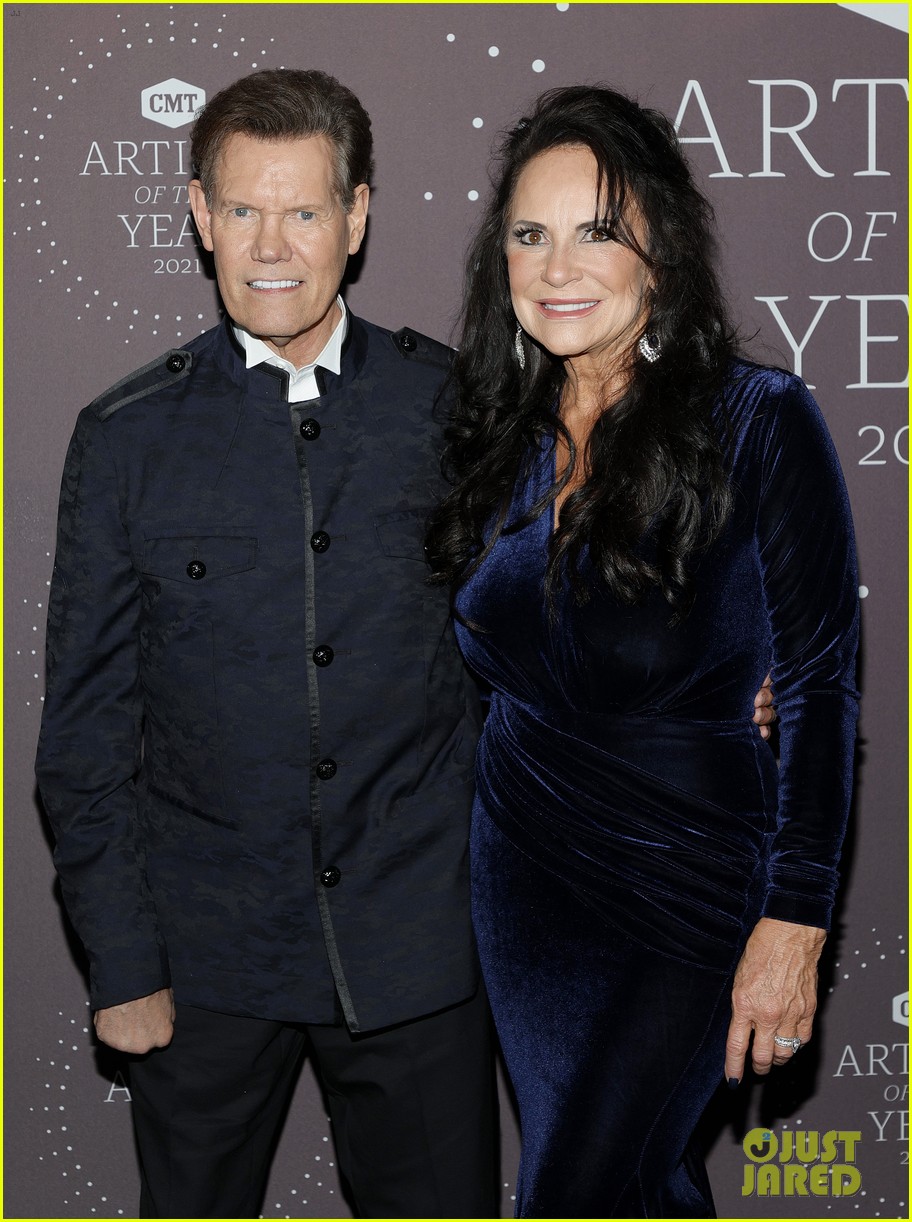 garth brooks randy travis more cmt aoty honors 134643606