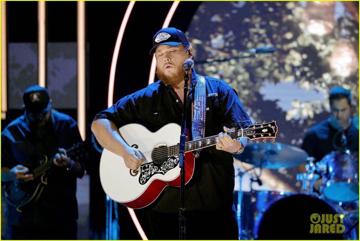 garth brooks randy travis more cmt aoty honors 33