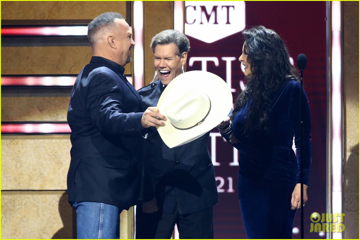 garth brooks randy travis more cmt aoty honors 404643633