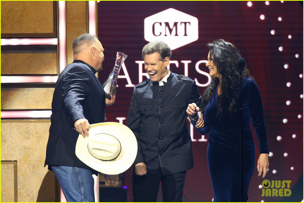 garth brooks randy travis more cmt aoty honors 414643634