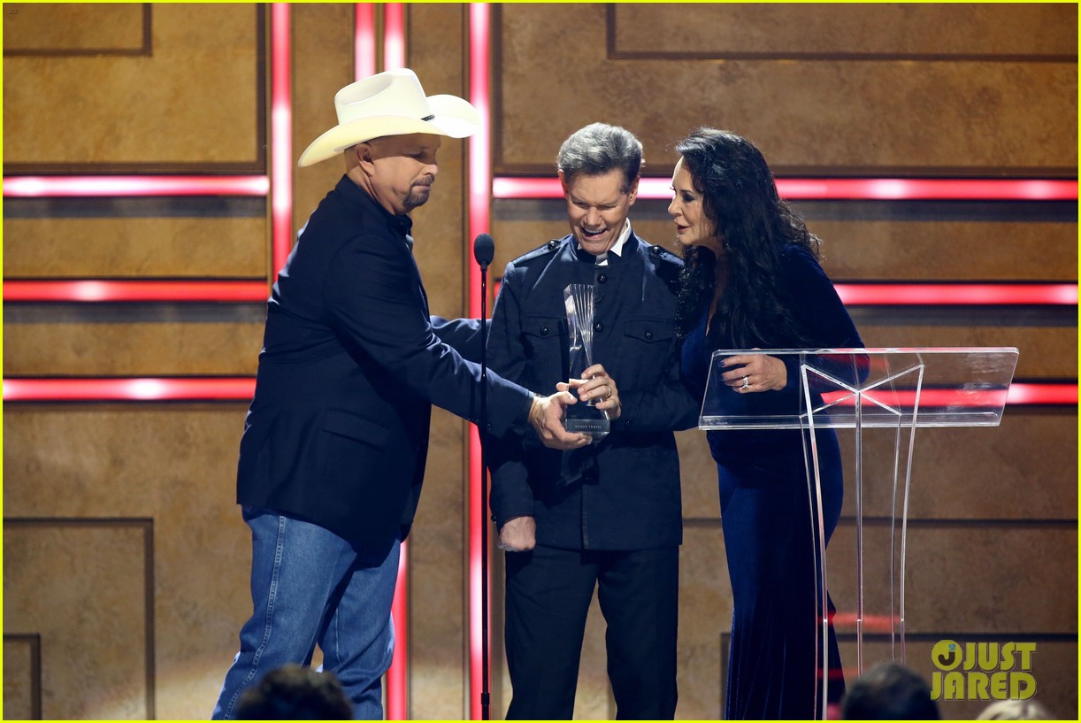 garth brooks randy travis more cmt aoty honors 434643636