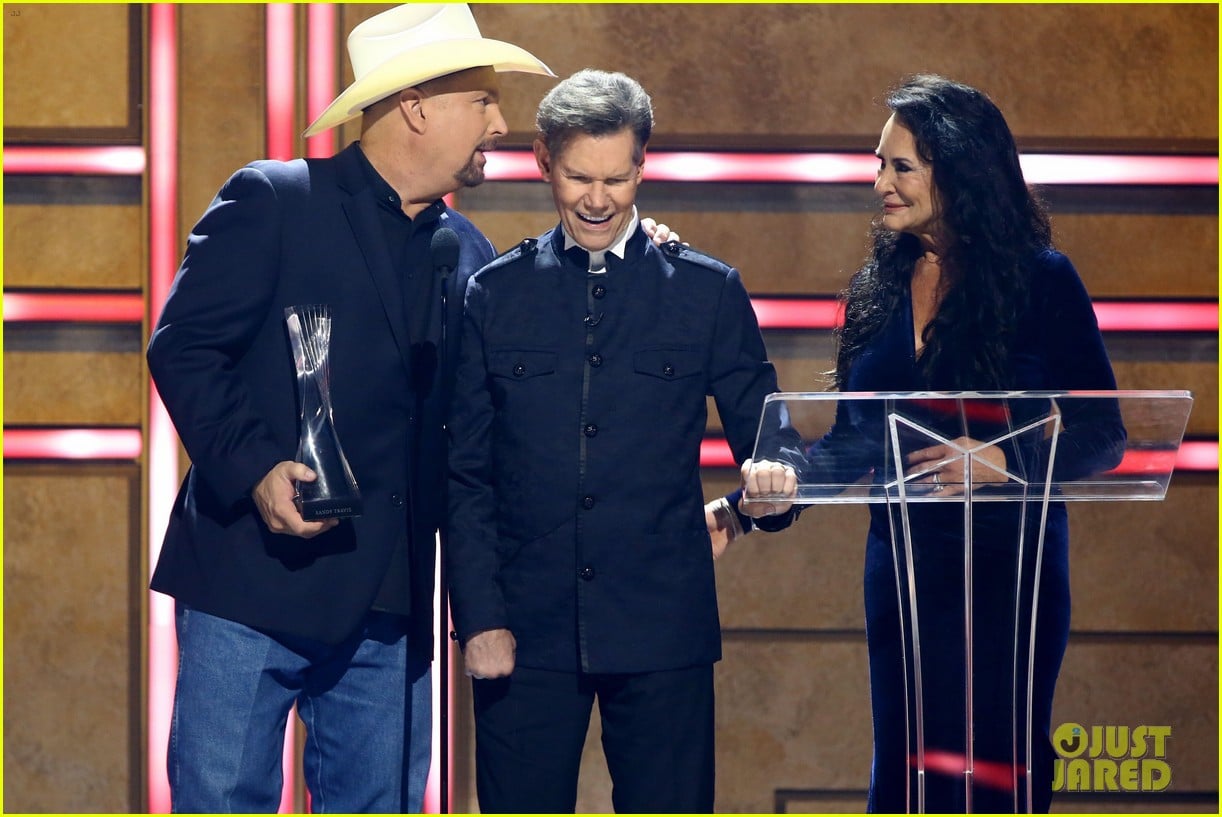 garth brooks randy travis more cmt aoty honors 44