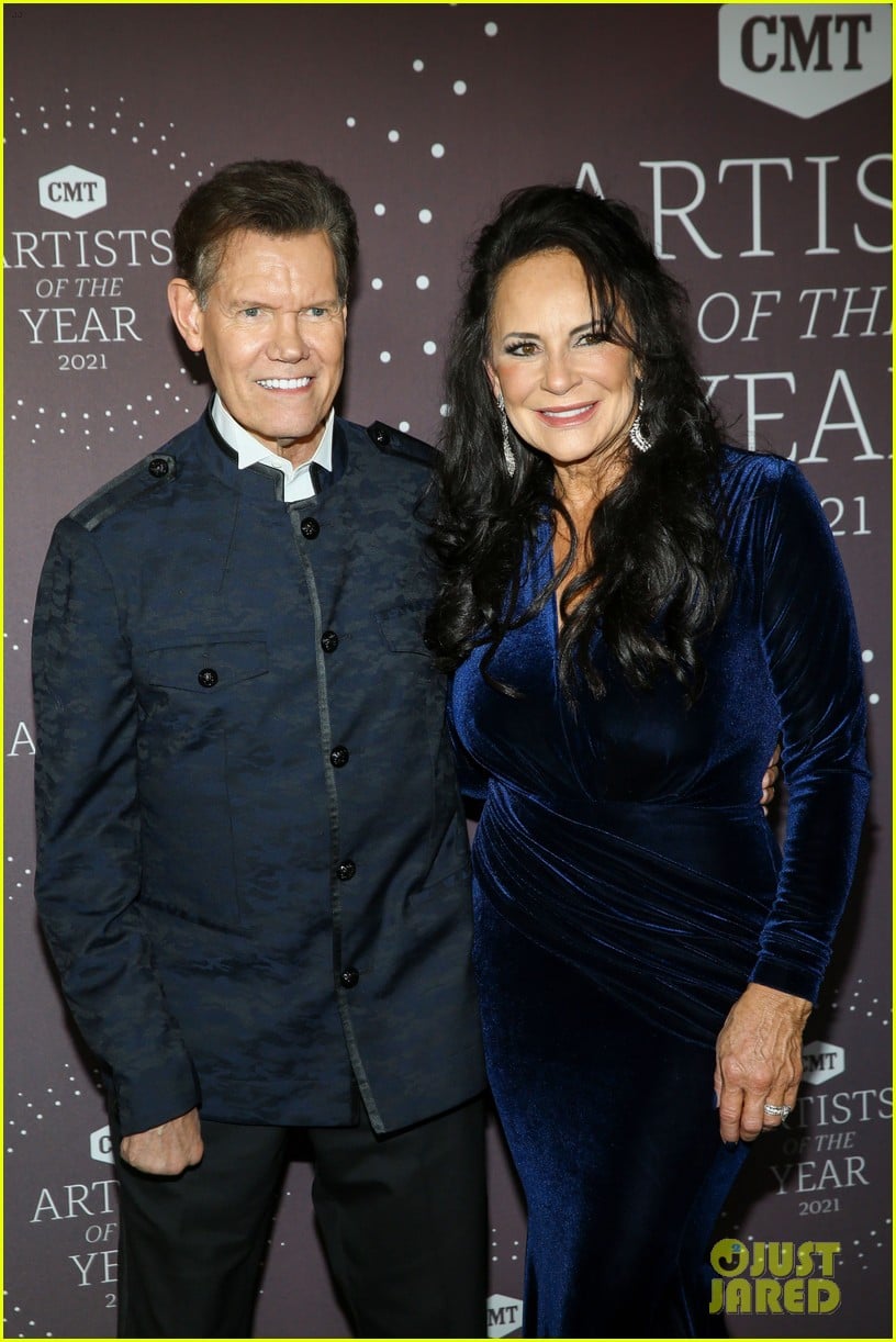 Garth Brooks Honors Randy Travis With Artist For A Lifetime Honor at ...