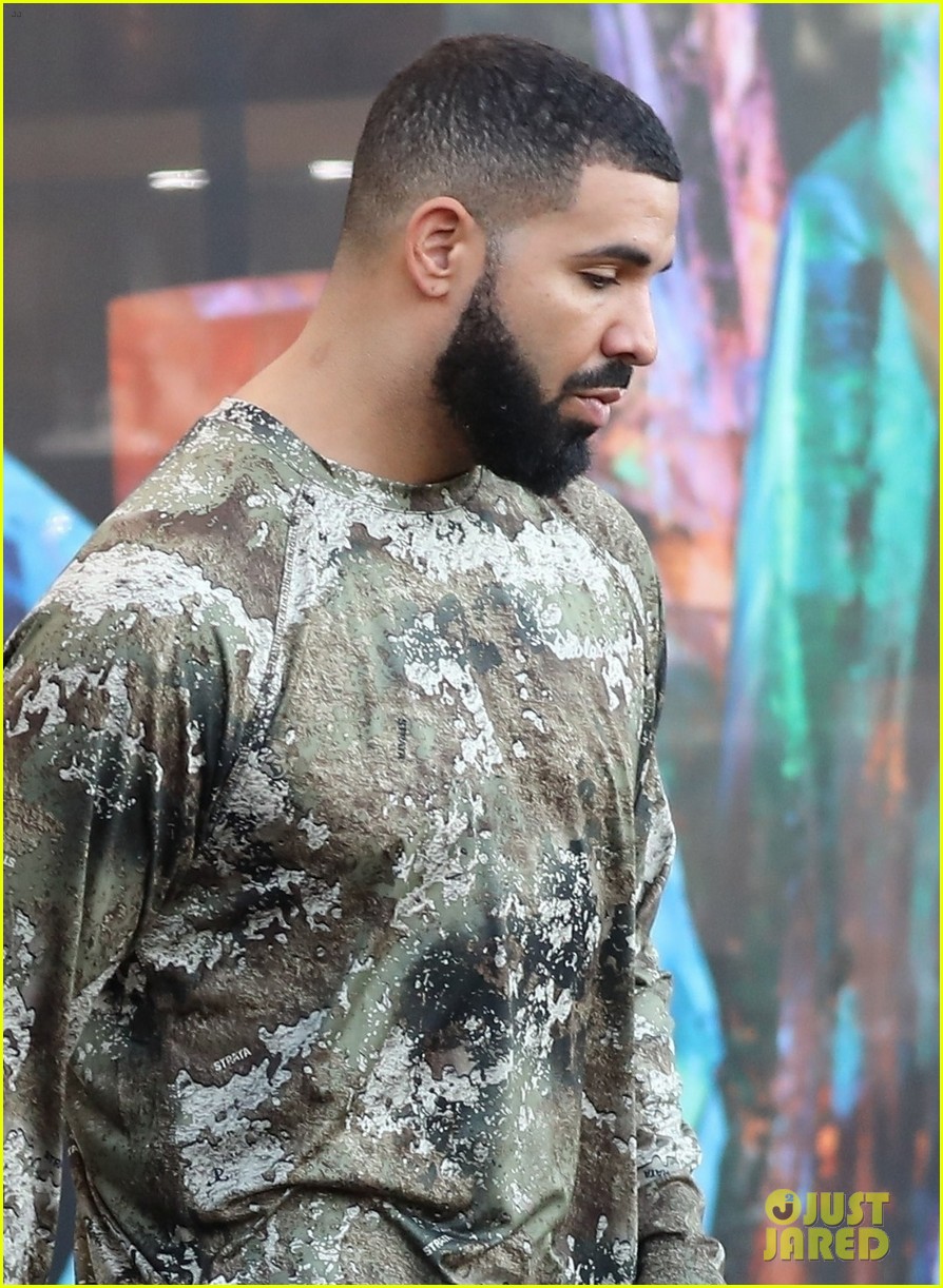 drake shops for crystals in weho 044652259