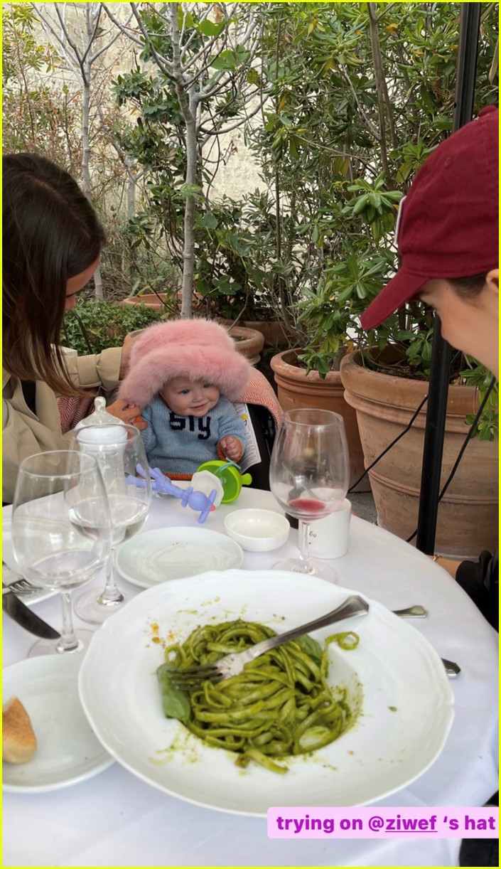 Emily Ratajkowski Shares First Photos of Her Son Sly's Face Photo(02)